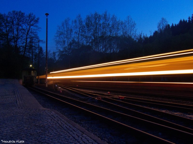 Und noch eine Spielerei mit der Belichtungszeit, wieder in Steinbach. 99 4511  rauscht  in den Bahnhof Steinbach ein. Datum: 11.05.2008