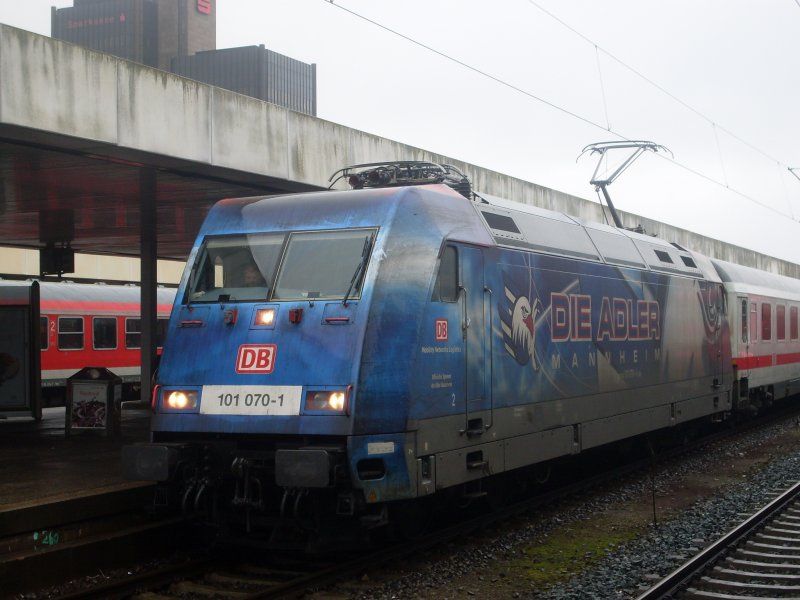 Und noch was Werbiges in Hannover diesmal 101-070-1 Adler Mannheim mit einem IC von Leipzig nach Kln hier am 21.02.2009 in Hannover HBF leider flog der Adler rckwrts