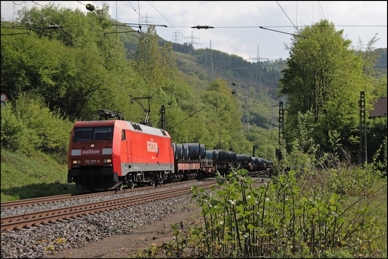 Und nochmal 152 076 mit dem aus 12 Coiltransportern bestehenden 62389, nach Kreuztal, zwischen Hohenlimburg und Letmathe. (06.05.2008) 


