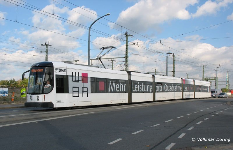 Und nochmals NGT D12DD, die zweit-lngste Straenbahn der Welt (ber 45 m auf 12 Achsen): hier mit Werbung fr die WoBa als Linie 11 Bhlau - Postplatz auf der Marienbrcke; Dresden, 27.10.2006
