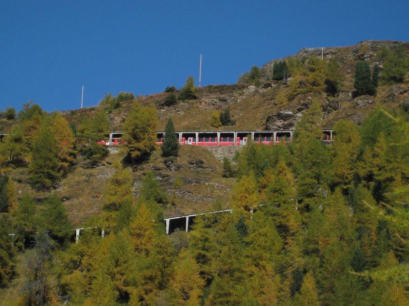 Und schliesslich der 3. Stock. Nach einer weiteren Kehre wird der Zug in die Aussichtskurve auf Alp Grm einfahren. (9.Oktober 2008)