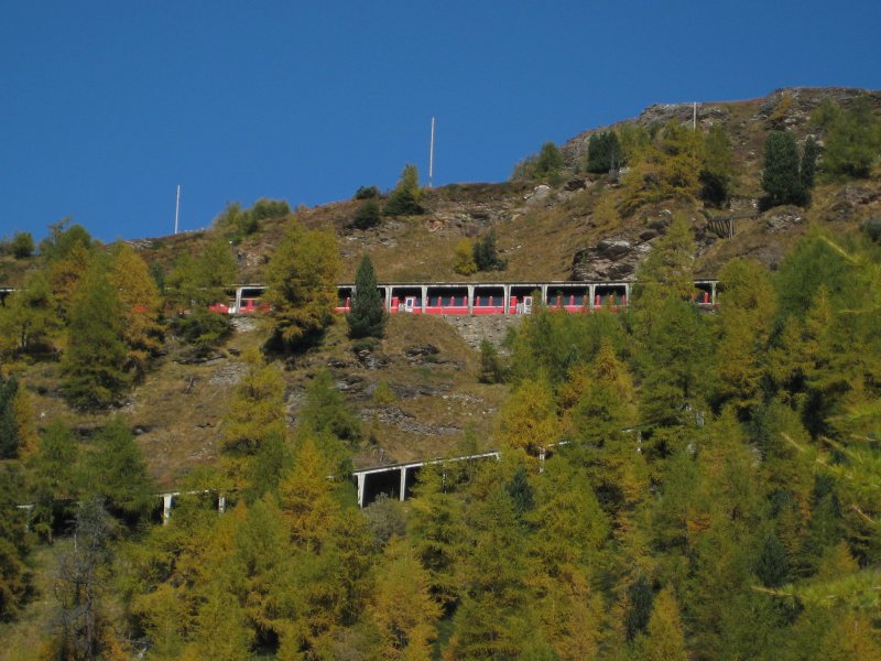 Und schliesslich der 3. Stock. Nach einer weiteren Kehre wird der Zug in die Aussichtskurve auf Alp Grm einfahren. (9.Oktober 2008)