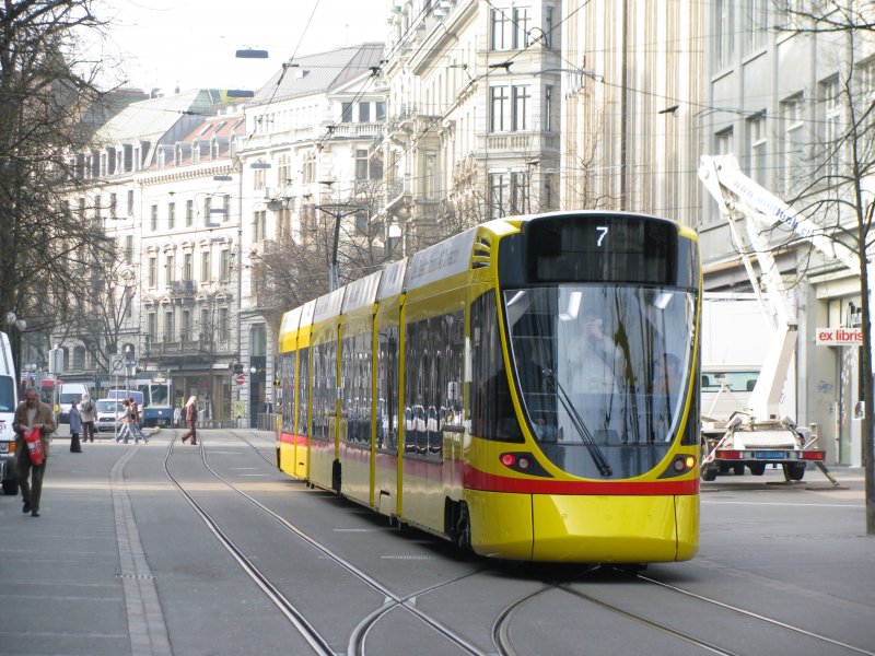Und schon fhrt er wieder davon, das aktuelle gelbe Wunder in Zrichs Strassen. Ob das Tram fr den Schwammedingertunnel mit der Zugsicherung ausgerstet wurde, weiss ich nicht. 3.April 2009