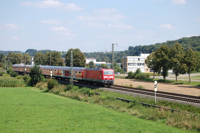 Und schon kommt der nchste Zug! 143 845-6 zieht am 6.8.2009 fnf modernisierte Silberlinge ber die Filsbahn. Aufgenommen bei km 30.