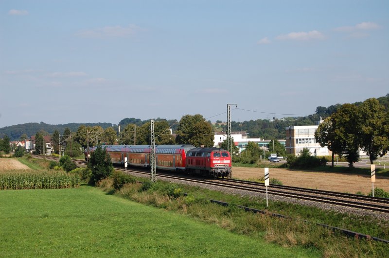 Und schon ist sie wieder da, 218 438-0, welche diesmal schiebend einen IRE ber die Filsbahn befrdert. Aufgenommen bei km 30 am 6.8.2009. Das Ziel der beiden Grodiesel lautet  Lindau Hbf .