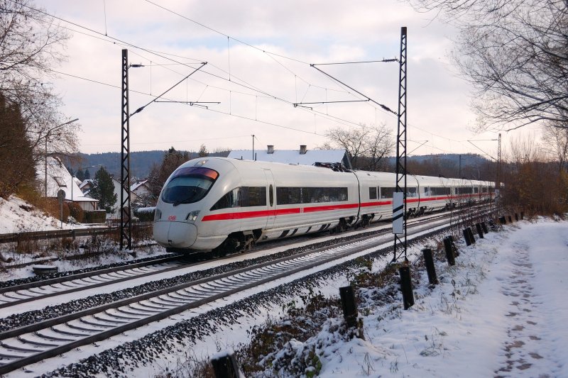 Und Sie fahren doch... Eine einsame ICE-T Garnitur am verschneiten Morgen des 24. Novembers 2008 Ausfahrt Offingen Richtung Ulm. (KBS 980).