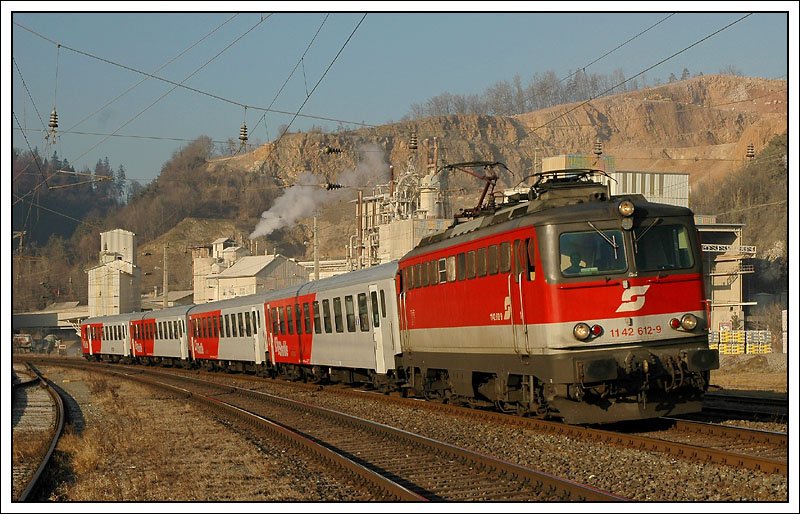 Und so sehen u.a. die S-Bahnen in der Steiermark aus. Hier handelt es sich um die S1 von Bruck a.d.Mur nach Spielfeld-Stra, welche ich am 11.1.2008 auf der Hhe der nrdlichen Ausfahrsignalgruppe des Bahnhofes Peggau-Deutschfeistritz aufgenommen habe. 
