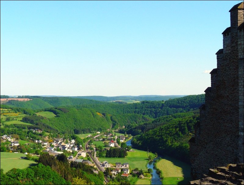Und so sieht die Ortschaft Michelau aus, wenn man auf der Burg Bourscheid steht. Der lteste Teil, die Oberburg entand um das Jahr 1000. Die groe Ringmauer mit dem Zwinger und den 8 Trmen, sowie das Stolzemburger Haus, dessen Giebel man hier sieht, wurden im 14. Jahrhundert gebaut. Unten im Tal hat RB 3216 aus Richtung Luxemburg soeben den Tunnel verlassen und wird in Krze die Haltestelle Michelau erreichen, um dann seine Reise nach Wiltz fortzusetzen. 12.05.08