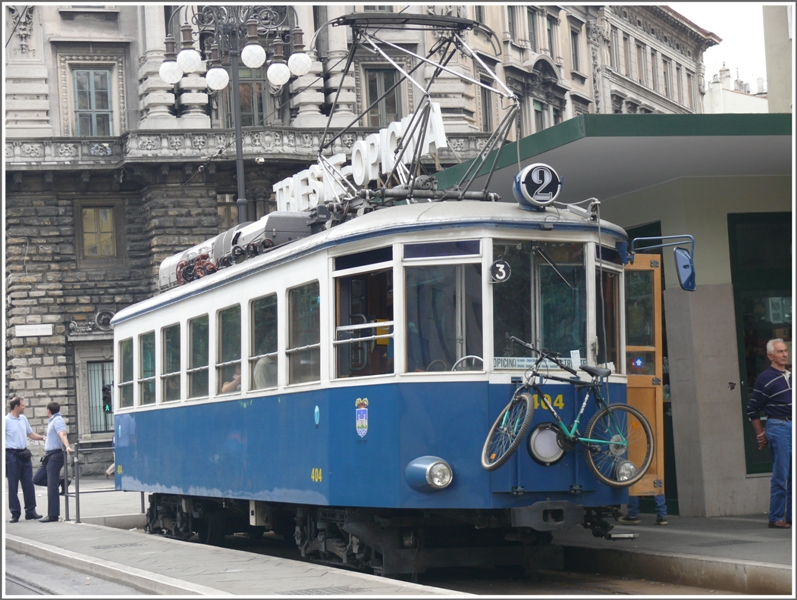Und so siehts dann aus, wenn das Fahrrad hängt. Zwei Stück haben auf diese Weise Platz. Wagen 404 an der Piazza Oberdan in Trieste. (08.06.2009)