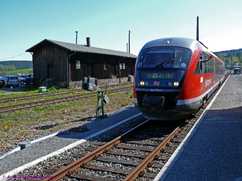 Und tschss: Der 642 701 der DB-Erzgebirgsbahn fhrt am Pfingstsonntag als RB30812 von Weipert (Vejprty) kommend weiter Richtung Chemnitz.

11.05.2008 Cranzahl