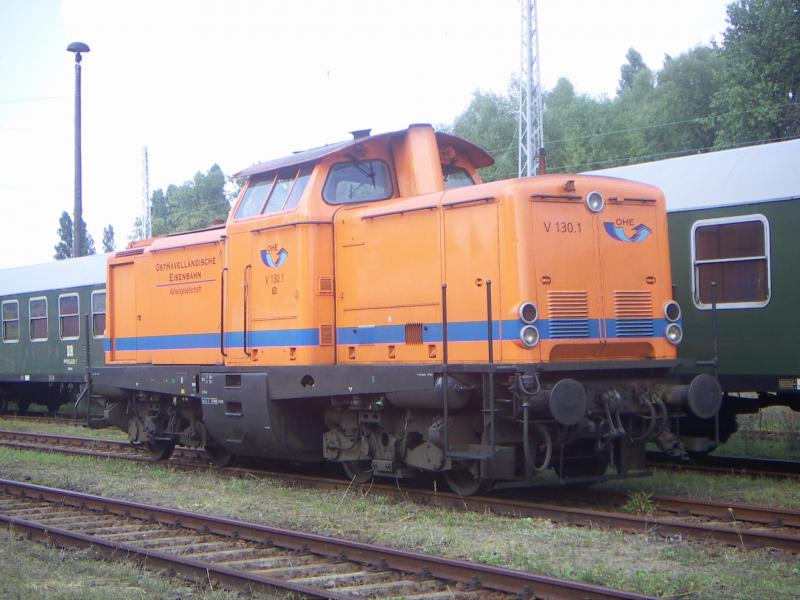 Und eine V100 der OHE war auch auf dem Eisenbahnfest es war die V 130.1 Berlin Schneweide 20.8.05