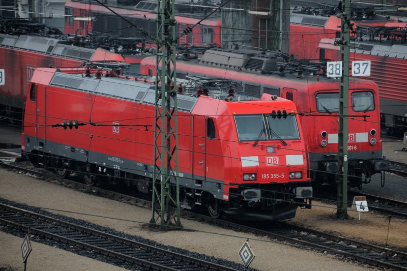 Und die Variante mit Understatement-Charakter und dem kleinen DB-Logo: 185 355-5. (Mannheim Rbf, Feb. 2009).