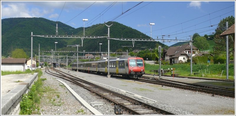 Und weg ist der RABe 526 der BLS, whrend der RBDe 560 versucht Schritt zu halten. (16.05.2009)