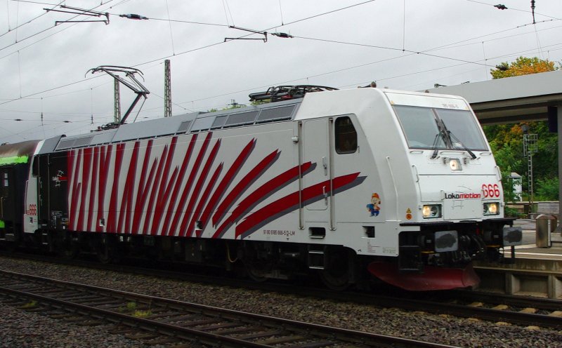 Und weil's so schn war, nochmal die 185 666-5 der Lokomotion. Wer auch immer die Idee zu der Farbgebung bei der Betriebsnummer hatte verdient Anerkennung! Aufgenommen am 13.09.2009 in Eichenberg.