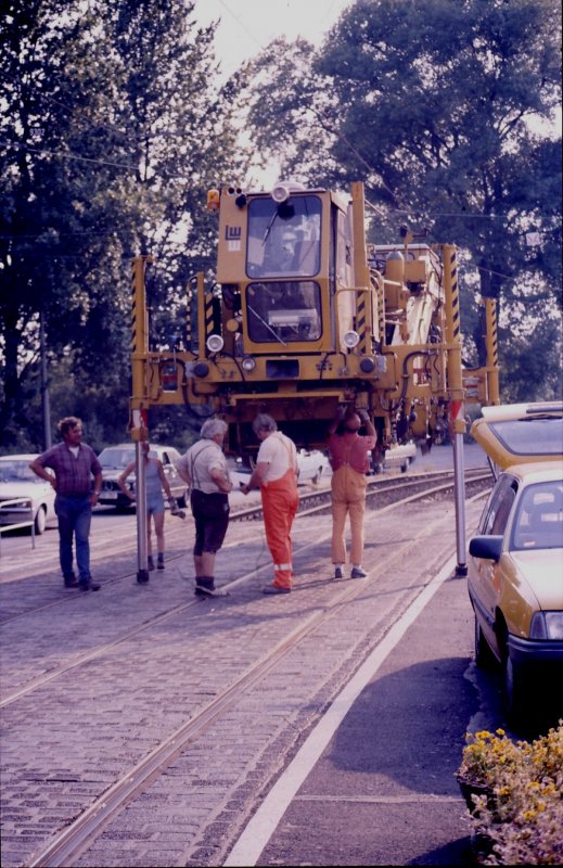 Und weiter geht es.Nachdem die Befestigungen gel�st sind,f�rt die Maschine ihre Hydraulikstempel aus und das Transportfahrzeug entfernt sich.Jetzt steht sie so da. 