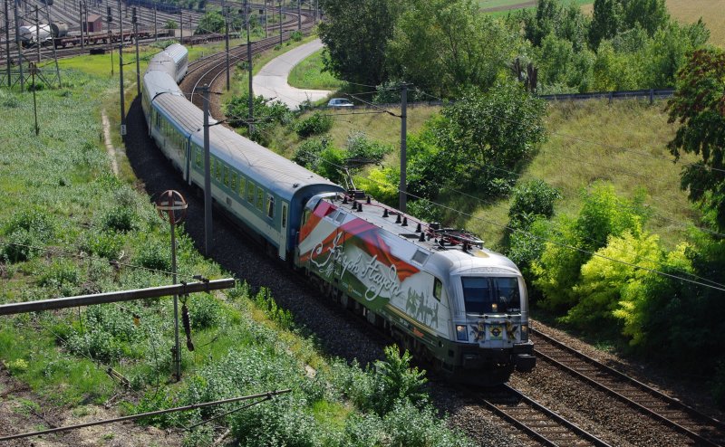 Und, wie jeden Tag im Urlaub so auch am 24.08.2009: 1047 504-4  Joseph Haydn  auch gesichtet von der Brcke ber den Wiener Zvbf mit EC aus Ungarn. Damit endet auch die Urlaubsbilderserie: jetzt folgt noch  Resteverwertung  ;)