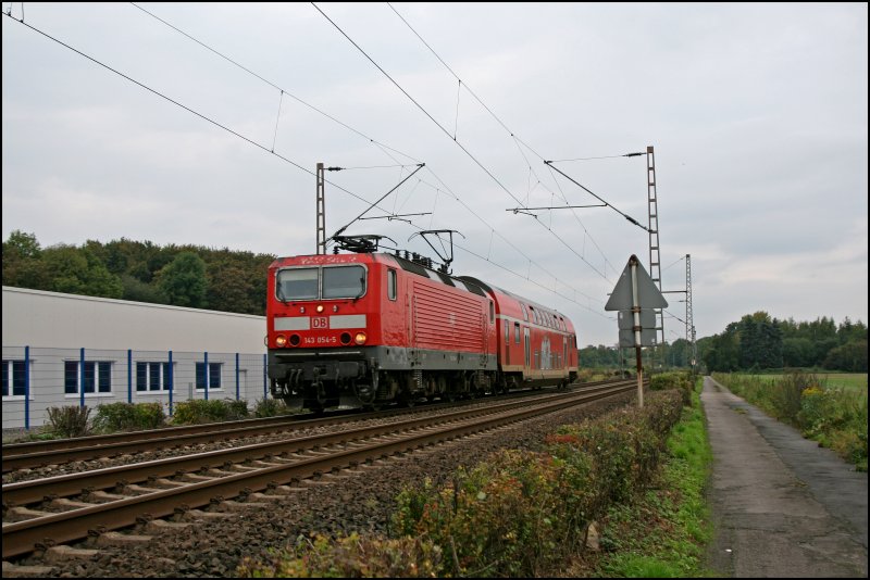 Und wieder auf der R�ckfahrt ist die 143 054, die am 03.10.07 mit der RB56 (RB 39643)  DER ISERLOHNER  bei Hohenlimburg unterwegs ist.