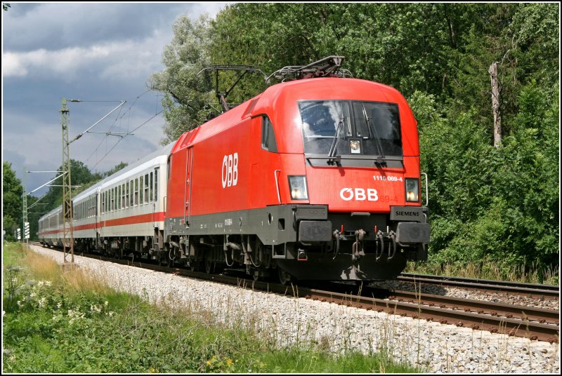 Und wieder darf die 1116 069 nach Berchtesgaden Hbf fahren, diesmal mit dem InterCity 2429  ALPENLAND  von Mnchen nach Berchtesgaden Hbf. (27.06.07)