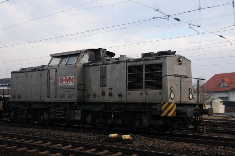 Und wieder ein Exot fr meine bayrischen Augen: V 203 01 der EMN (Eisenbahnbetriebe Mittlerer Neckar) in Durchfahrt des Bibliser Bhf. (Feb. 2009).