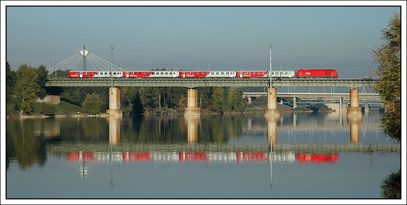 Und wieder ein Foto von der Ostbahnbrcke in der Wiener Lobau. Richtig schn spiegelt sich am 30.9.2007 REX 2514 von Wien nach Bratislava hl.st. in der Neuen Donau.
