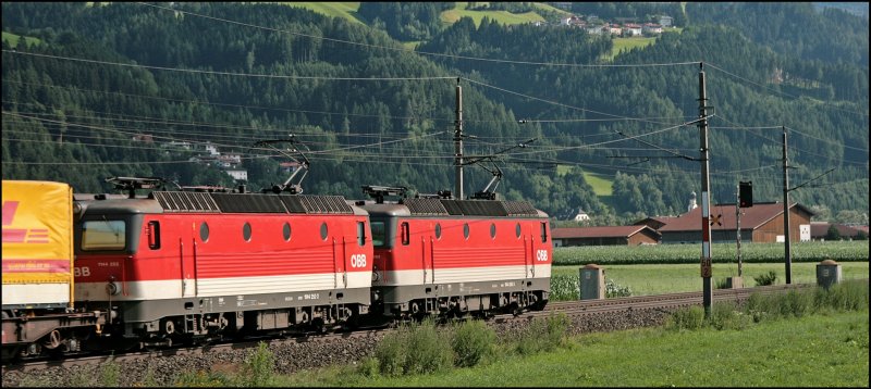 Und wieder ist ein Kombizug mit den  Alpenstaubsaugern  bespannt: 1144 262 (9181 1144 262-3) und 1144 252 (9181 1144 252-2) bringen einen KLV-Zug bei Schwaz zum Brenner. (08.07.2008)
