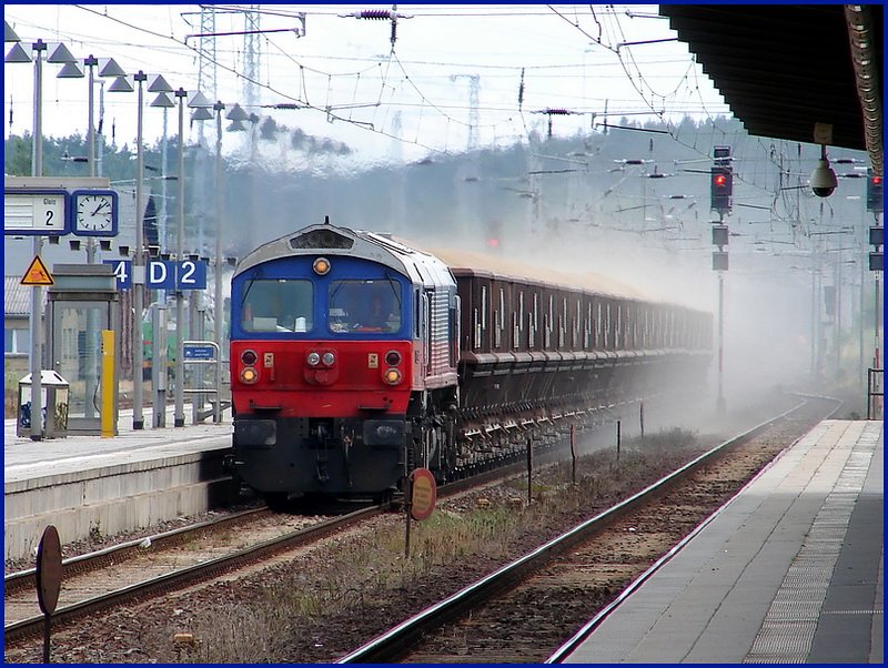 und wieder ein Staubexpress. Class 59 003 -hhpi- durchfhrt den Bhf Neustrelitz.  am 17.07.08 