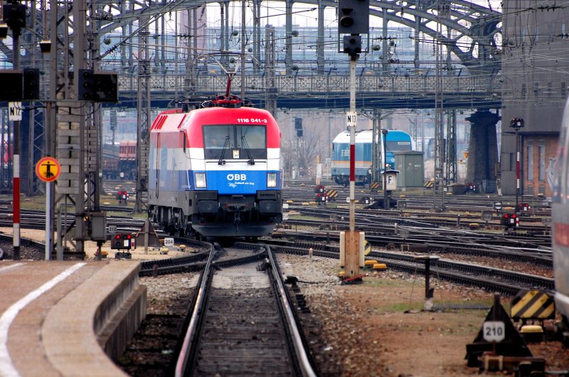 Und wieder eine EM-Lok auf Kurzbesuch in Mnchen. 1116 041-3  Niederlande  fdelt sich durch das Gleisgewirr des Hbf zu ihrer nchsten Planleistung ein. 