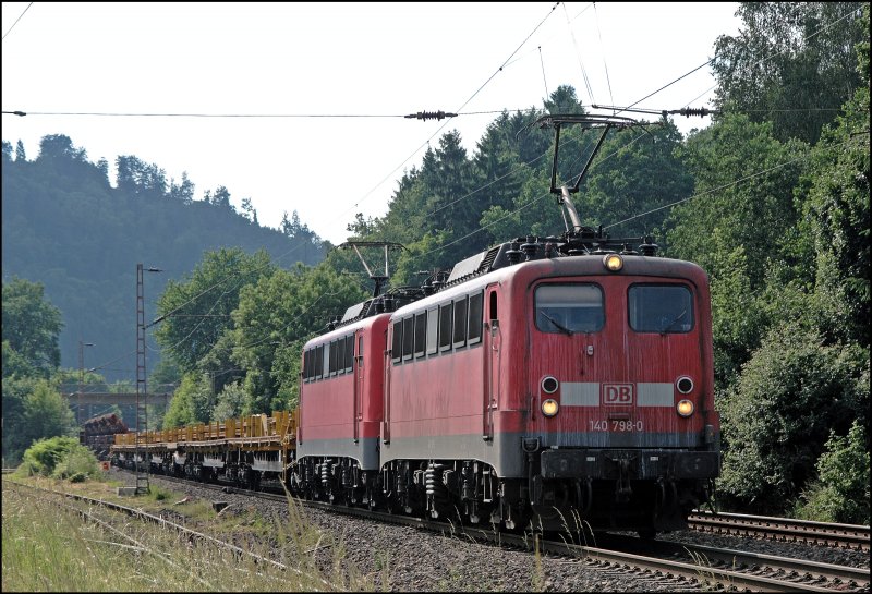 Und wieder die gute 140er vor der Linse: 140 798 und 140 853 schleppen den 52287 von Hagen-Vorhalle nach Kreuztal. Aufgenommen bei Plettenberg am 05.06.2008. Den harten Betriebsaltag sieht man der 140 798 f�rmlich an....
