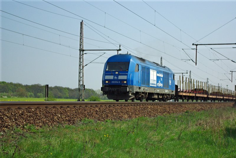 Und wieder hab ich einen kleinen Grund zum feiern: mein 200. Bild hier bei Bahnbilder.de und noch nicht mde :) Wieder vielen Dank und Gru an alle, die hier mitmachen!
253 014-9 der Pressnitztalbahn mit leerem Holzzug in Fahrtrichtung Hamm durch Gmmer. 15.04.2009.