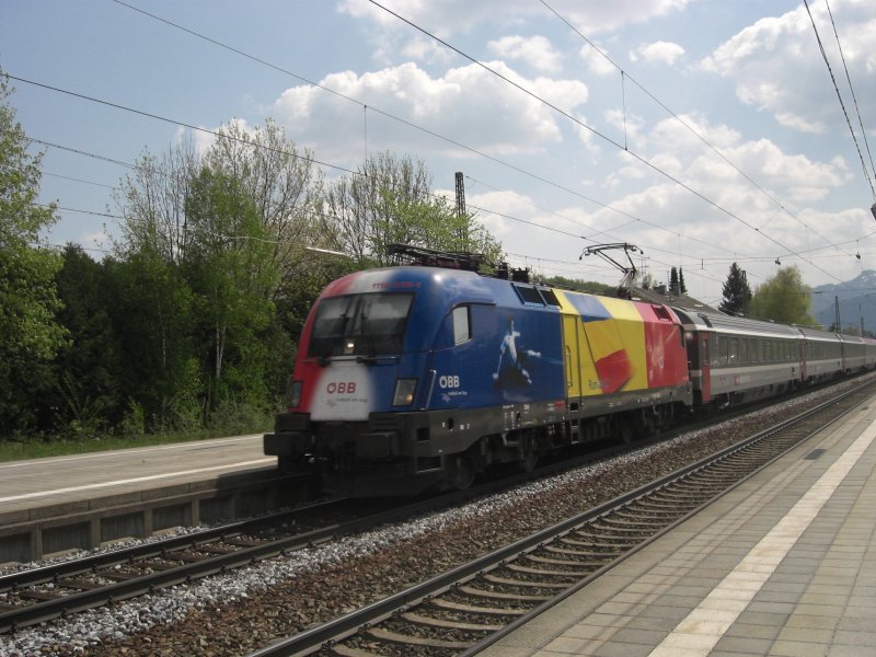 Und wieder eine Lok mit EM-lackierung in Prien am Chiemsee.
Diesmal der Rumnien-Taurus 1116 056-1 am 22. April 2009.
Fotografiert bei der Durchfahrt in Richtung Kufstein. Ein paar
Minuten spter machte der Griechenland-Taurus in Prien Halt.