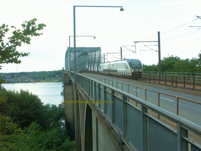 Und wieder meine Lieblingsbrcke ber den kleinen Belt bei Middelfart. Ein DSB-Desiro berquert die Brcke vom Festland her.
Foto vom Juli 2008.