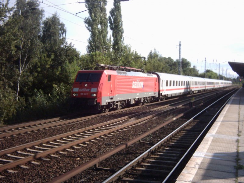 Und wieder eine typische Cargo-Leistung: IC nach Stralsund bei der Durchfahrt durch Berlin-Karow am 15.08.2007. Muss man hier Frachttarif bezahlen??