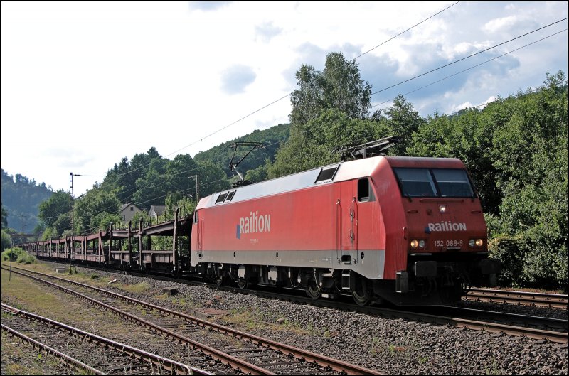 Und wieder was  gutes  aus dem Gegenlicht;-( 152 089 hat den CSQ 60061  AUDI-Express , von Emden nach Ingolstadt Nord, am Haken und strebt bei Plettenberg Richtung S�den. (05.06.2008)
