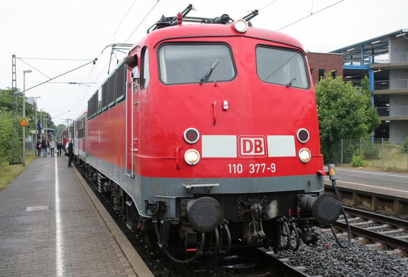 Und wiedermal eine neue Bgelfalte, die mich sogar von Rheydt HBF nach Geilenkirchen befrdete, 110 377-9 bei ihrem kurzen Stopp am 08.07.2009