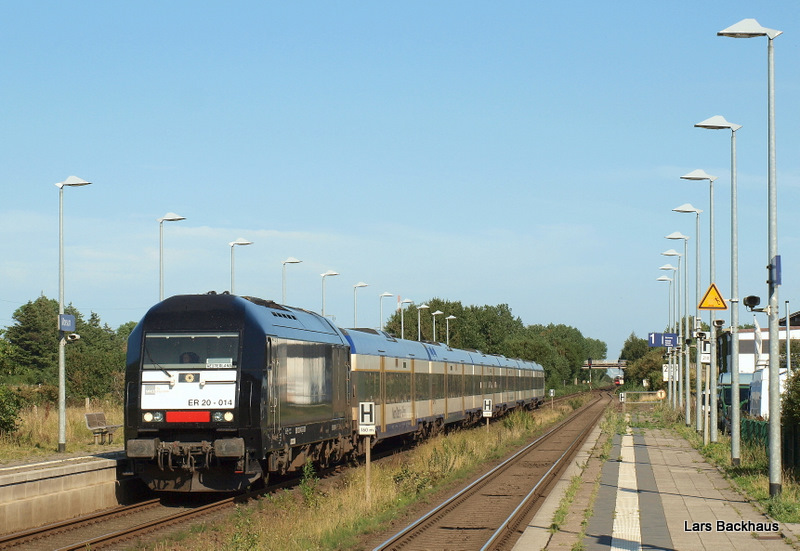 Und zum Abschluss gibts noch die ER 20-014 mit ihrer NOB 80518 aus Hamburg-Altona bei der Ankunft in Morsum am 6.08.09. Ziel ist wie immer Westerland/Sylt.