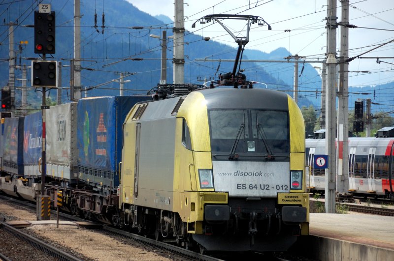 Und zum Dritten ES 64 U2-012 als Schiebelok fr einen Trailerzug Richtung Brenner, Ausfahrt Wrgl Hbf. (20.07.2008)