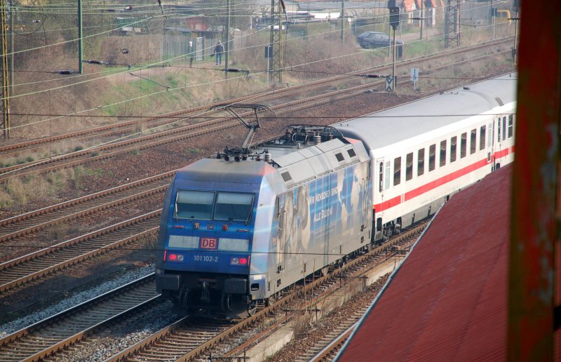 Und die zweite folge gleich in Form von 101 102 mit IC 2130 Richtung Hannover. Fotografiert am 07.04.09 am Rbf Halle(S).