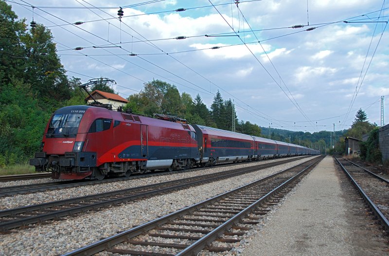 Unendlich lange, so prsentierte sich am 30.09.2009 der railjet 66 von Budapest nach Mnchen. Die Aufnahme ist in Tullnerbach-Pressbaum entstanden.