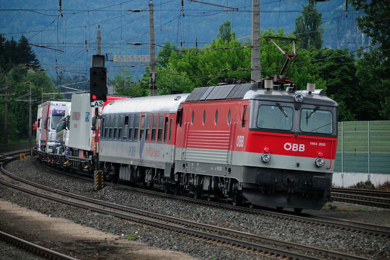 Unermdlich sind die Arbeitstiere der Serie 1044/1144 im Einsatz. Hier schiebt die  200er  eine RoLa Richtung Innsbruck. (Brixlegg, 20.06.2009). 