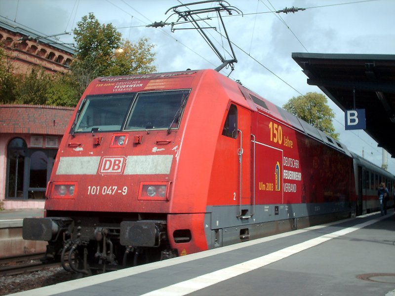 Unerwartet kam 101 047-9  150 Jahre DeutscherFeuerwehrVerband  mit InterCity 2376 von Karlsruhe nach Stralsund ber Frankfurt(Main), Hannover, Hamburg und Schwerin in dem Bahnhof Uelzen.