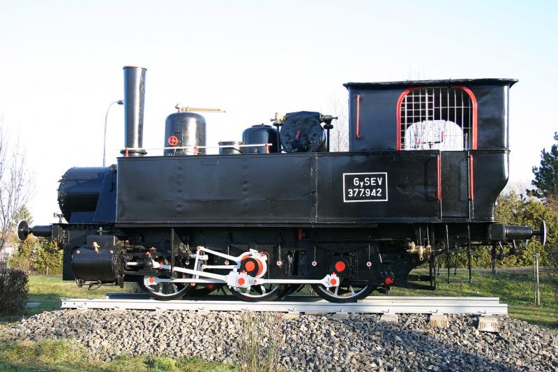 Ungarische Dampflok 377.942 der GySEV auf dem Denkmalsockel in Wulkaprodersdorf. (11.12.2005)