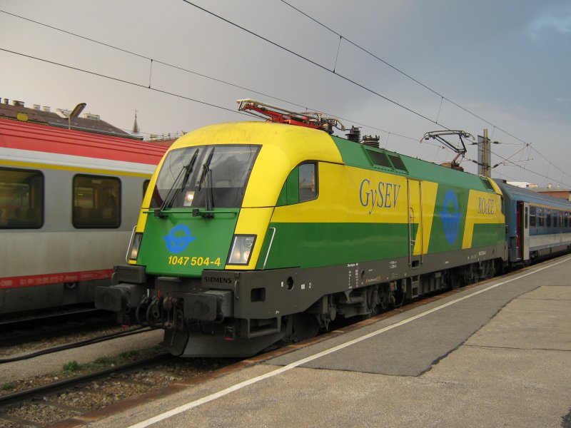 Ungarns 1047 504-4 vor dem D347 nach Bucuresti Nord am Abend des 08.04.2009. Kurz nach seiner Abfahrt stiegen auch wir in unseren EN 490 zurck in die Heimat.
