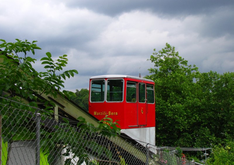 Ungeachtet vom grossst�dtischen und politischen Stress in Bern f�hrt die Marzili-Standseilbahn fleissig seit bald 125 Jahren Tag f�r Tag von der Bundesterrasse hinunter ins Marziliquartier. Sie ist dabei die zweitk�rzeste Standseilbahn Europas. (27.Juni 2009)
