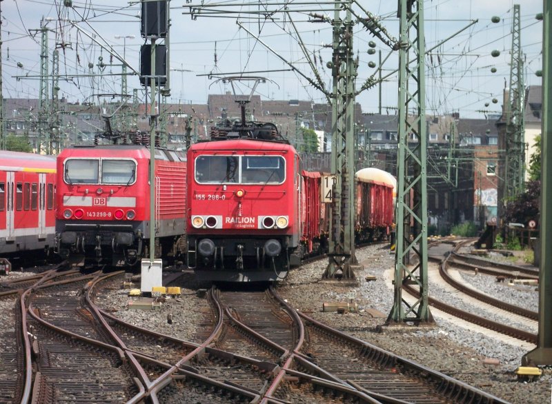 Ungewhnliche Begegnung um 13:30 am Dsseldorfer Hauptbahnhof 26.6.09. BR 155 266-0 fhrt mit ihrem Gterzug Richtung Dsseldorf Hauptbahnhof, denn sie langsam als Zugdurchfahrt auf Gleis 15 durchfahren wird. BR 143 298-8 schiebt einen S-Bahnzug der Linie S8 aus dem Hauptbahnhof in Richtung Hagen.