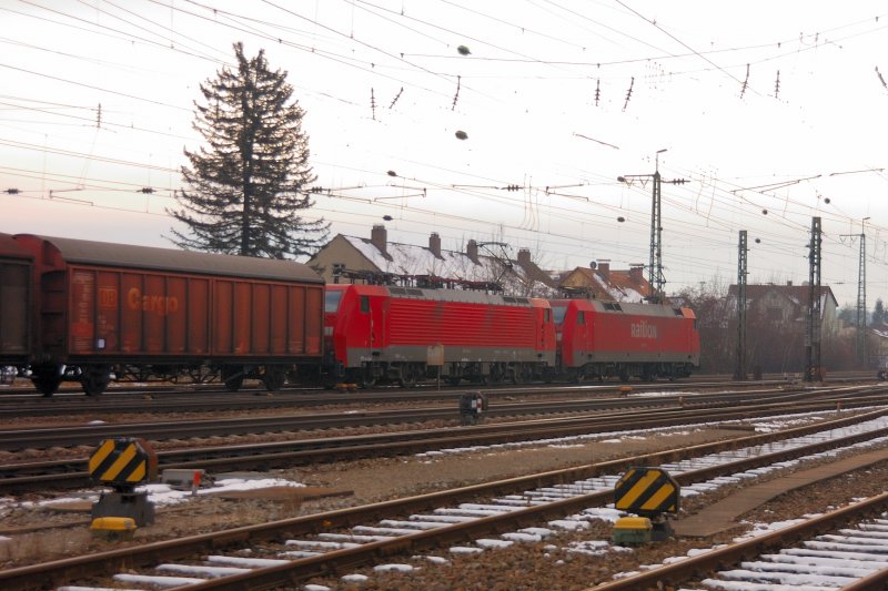 Ungewhnliche Mischbespannung vor einem Gterzug: 189 follows 152. (Der KBS 920 folgend, 28.11.2008)