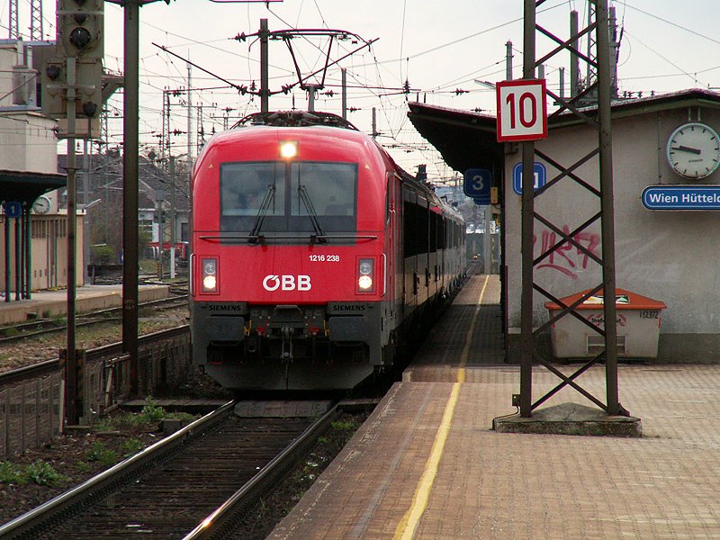 ungewhnlicherweise wurde EC 162  Transalpin  ber Gleis 3 in Wien Htteldorf  geschickt , anstatt, wie normalerweise blich, das Durchfahrtsgleis zu benutzen... Tfz 1216 238 (18.3.2008)