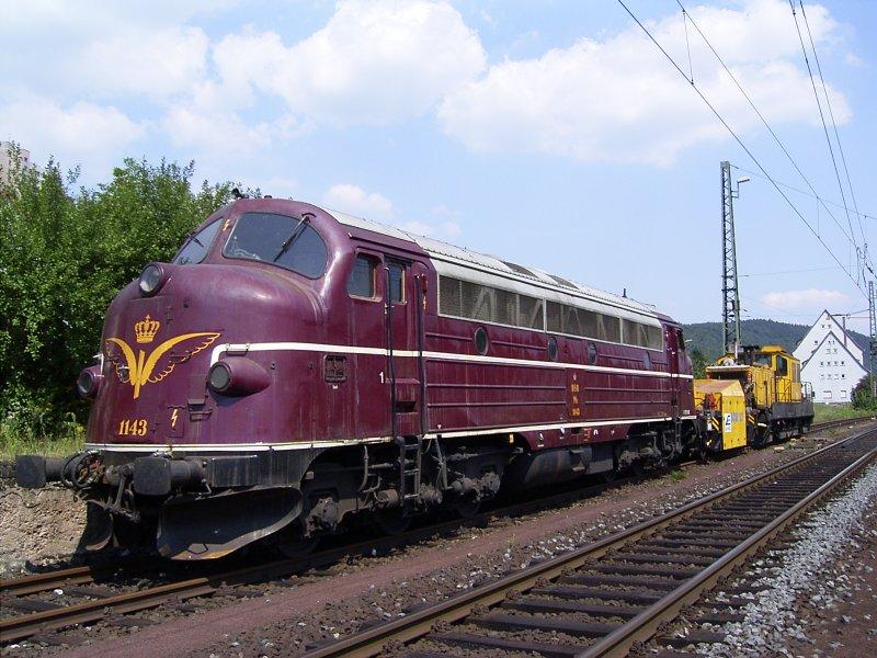 Ungewhnliches Arbeitstier - Eine Nohab der DSB (MY1143) als Zugpferd vor einer Gleisbaumaschine in Bad Hersfeld am 02.08.2003. Sie ist auch noch mit V170 1143 gezeichnet.