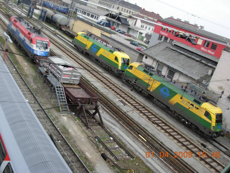Ungewhnliches Zusammentreffen in der Traktion Wien West: zwei Taurus-Lokomotiven der Raaberbahn (Baureihe 1047) gemeinsam mit der kroatischen EM-Lok. Nicht zu sehen wegen des zu kleinen Bildausschnitts: neben der rechten GySEV-Lok war auch noch die tschechische EM-Lok abgestellt (1.4.2009).
