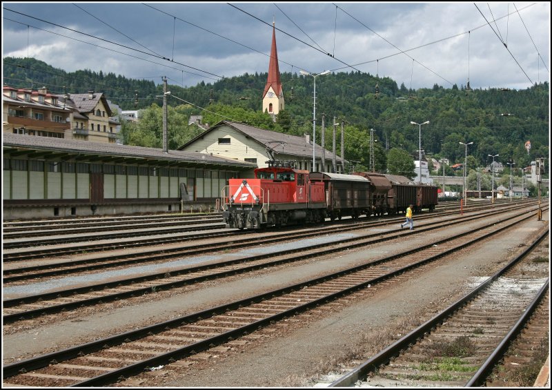 Ungewohnte leere herrscht im Bahnhof Kufstein. Nachdem die Lokmannschaft der 1063 036 ihren Nahg�terzug nach W�rgel zusammengestellt hat, geht’s in den Aufenthaltsraum Pause machen. (28.06.07)