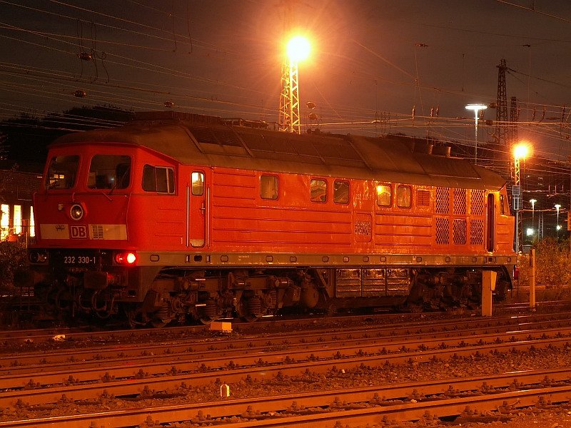 Ungewohnte Ruhe. Wenn man hier tagsber vorbeischaut, rauschen stndig Gterzge vorbei, es herrscht nahezu immer Lrm...gestern Abend konnte ich in aller Ruhe amnehmen. Das Foto stammt vom 18.09.2007